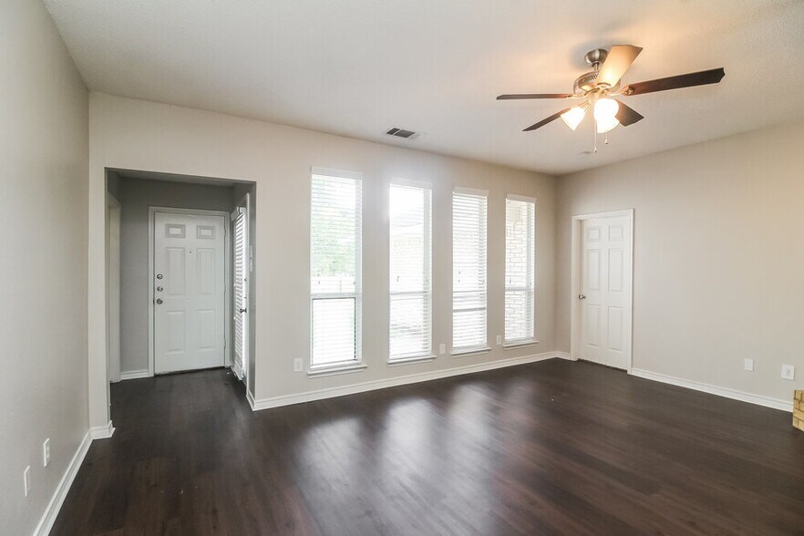 Building Photo - 1528 Warwick Dr