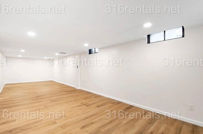 Building Photo - $1795 - 4 bed 2 bath - Single Family Home