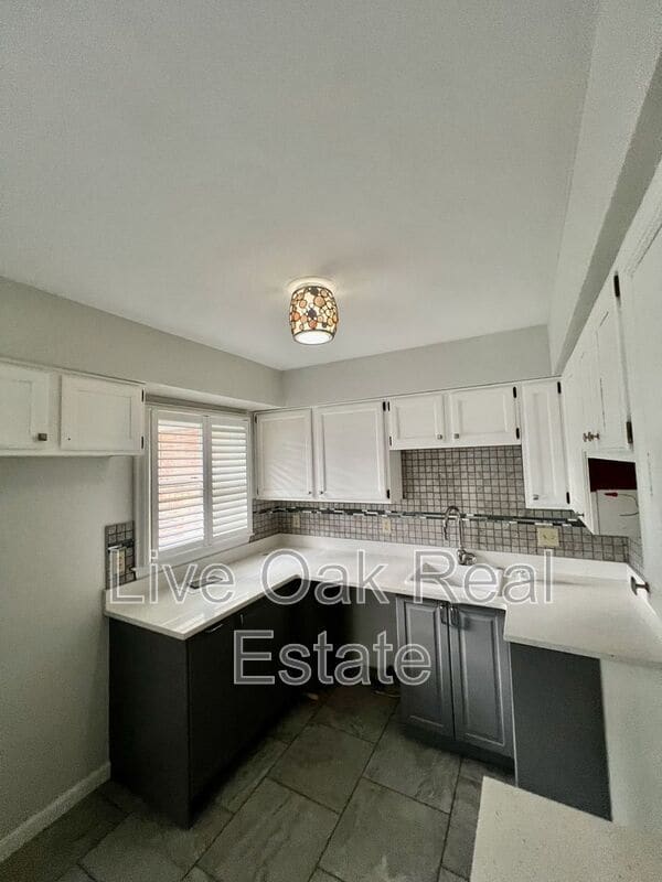 Building Photo - 103 N Thalia Road
