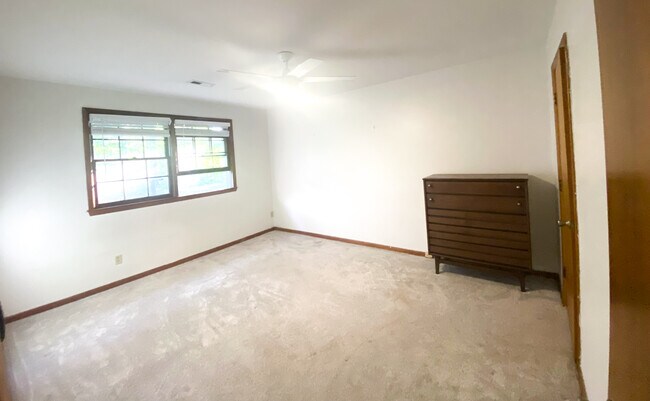 Master Bedroom - 2233 Woodland Shores Rd