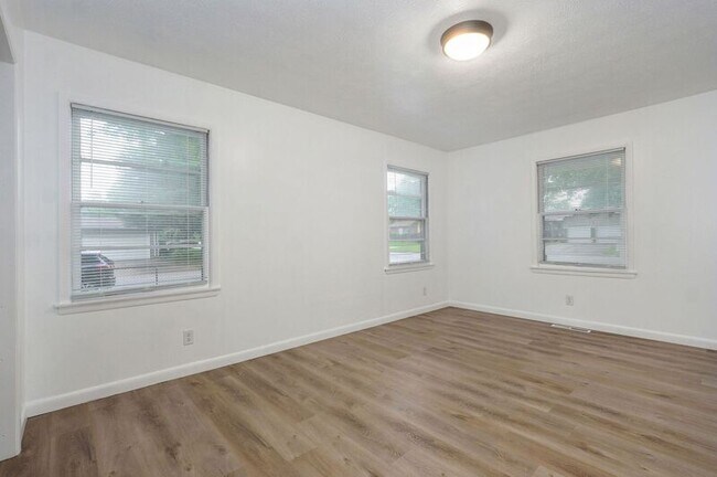 Building Photo - 906 N Belview Ave