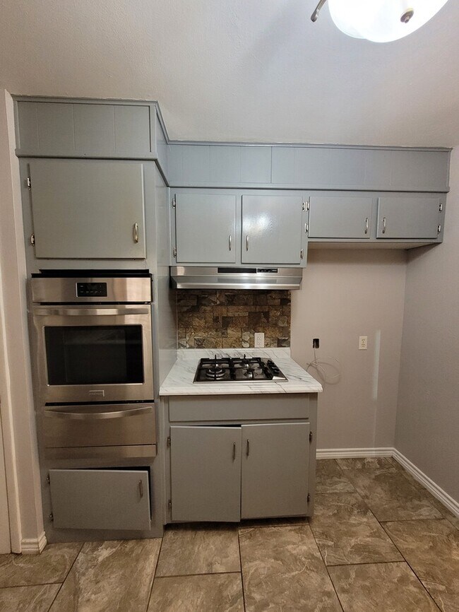 Building Photo - Move in ready 3 bed 2 bath home with 2 car...