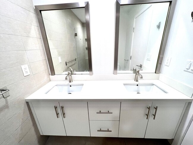 Building Photo - Santa Monica - Luxury Townhome w/ Loft!  (3 Bed / 3.5 Bath)