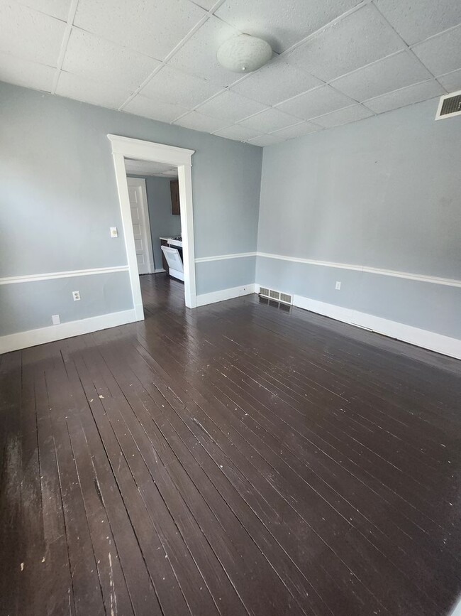 Building Photo - Upper 2 bedroom apartment