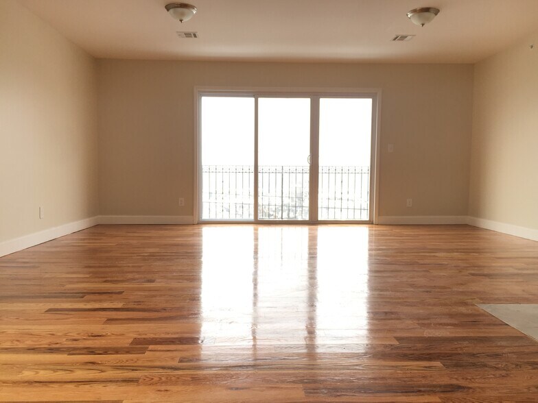 Building Photo - 270 S 20th St