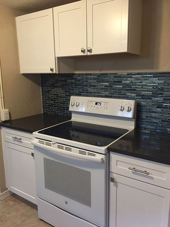 Building Photo - LOCATION LOCATION!! Unique 2-bed 1-bath un...