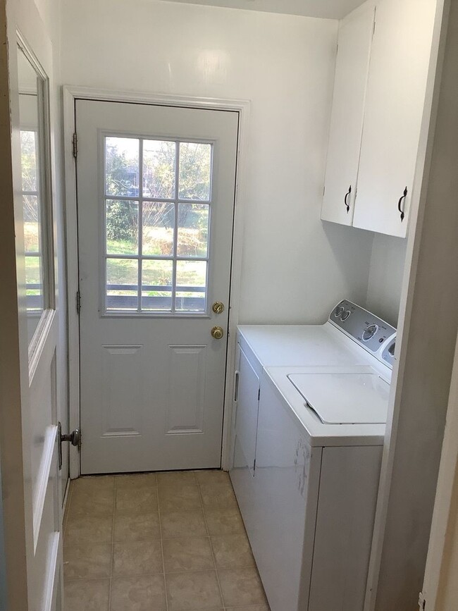 Building Photo - Cozy and Spacious 2-Bedroom House!