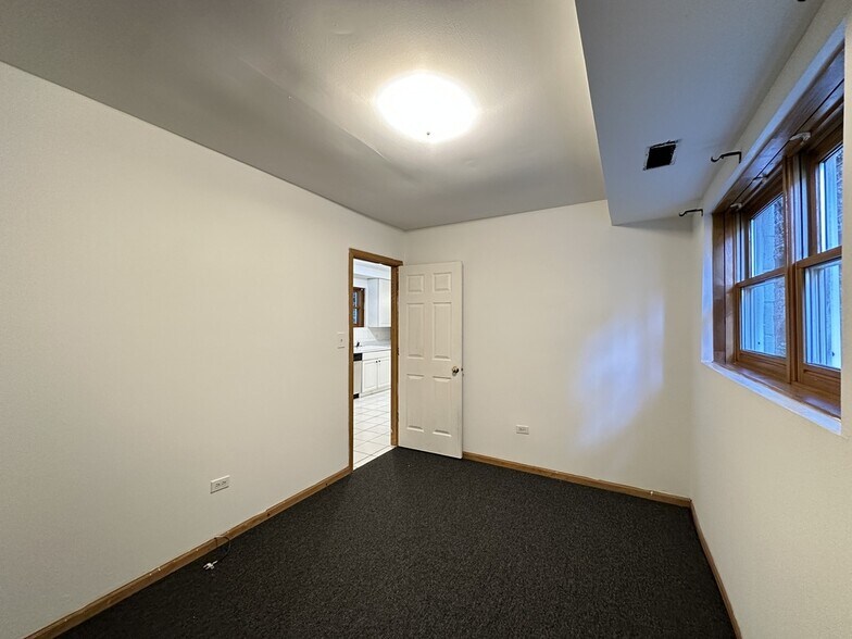 Building Photo - 918 N Paulina St
