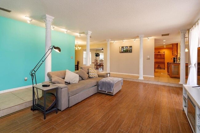 Building Photo - 413 Sandy Hill Dr