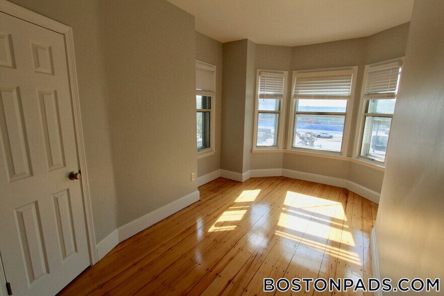 Building Photo - 460 Saratoga St