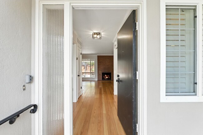 Building Photo - Spacious 2BD/2BA Home with Bonus Huge Room...