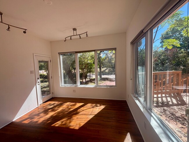 Building Photo - Hemphill Park Gem! 4 Bed/2.5 Bath - Availa...