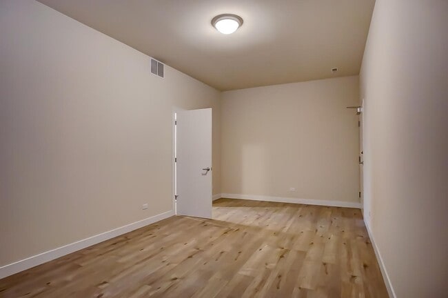 Building Photo - 2538 W Addison St