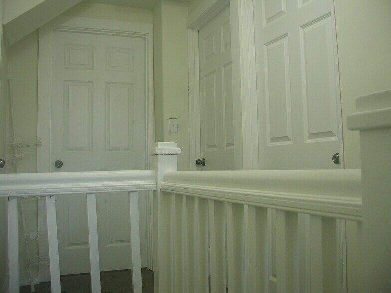 Building Photo - 241 E Ronning Ave