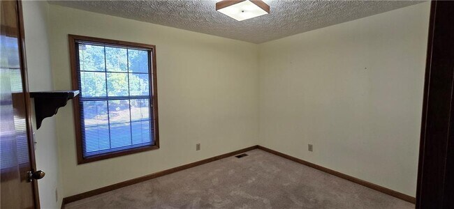 Building Photo - 303 Cacique Ct