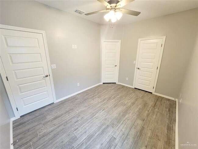 Building Photo - 300 S Retama Ln