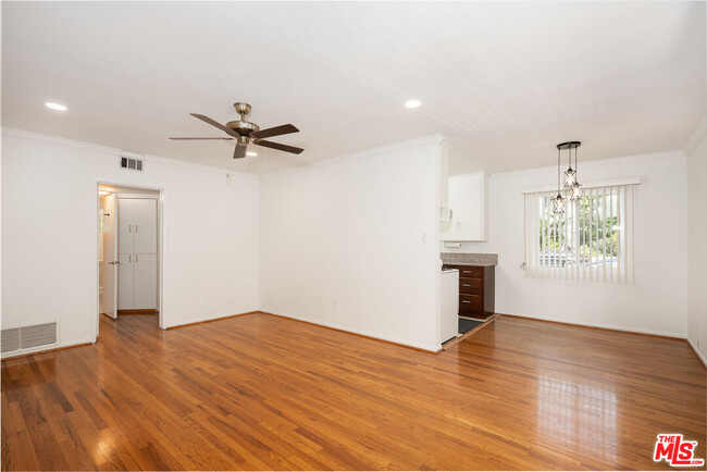 Primary Photo - 256 S Doheny Dr