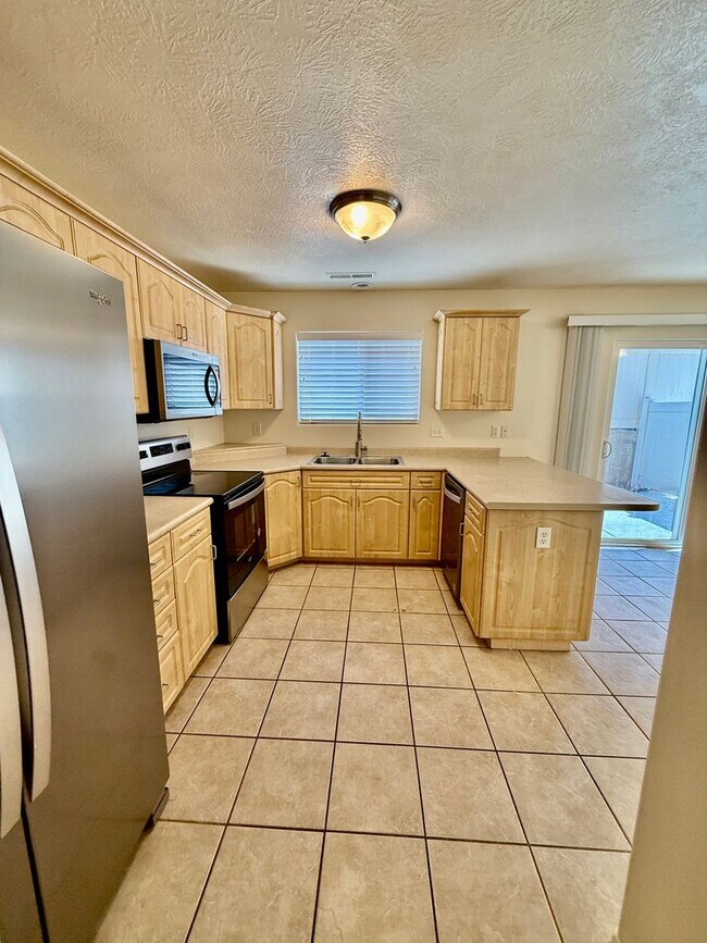 Building Photo - Pet-Friendly Three Bedroom Townhome in Woodbridge