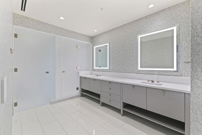 Building Photo - 6587 N Palmeraie Blvd