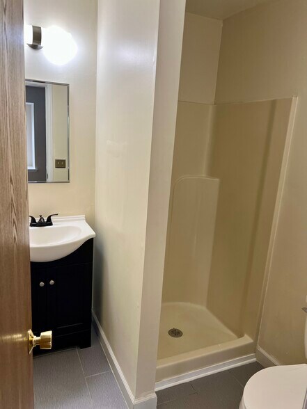 Master bathroom - 2627 Chestnut Ln