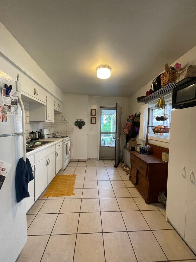 kitchen - 2429 Garfield Ave