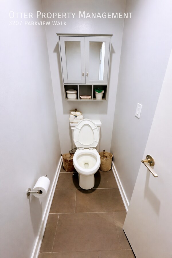 Building Photo - 3207 Parkview Walk