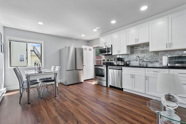 Building Photo - 165 Saratoga St