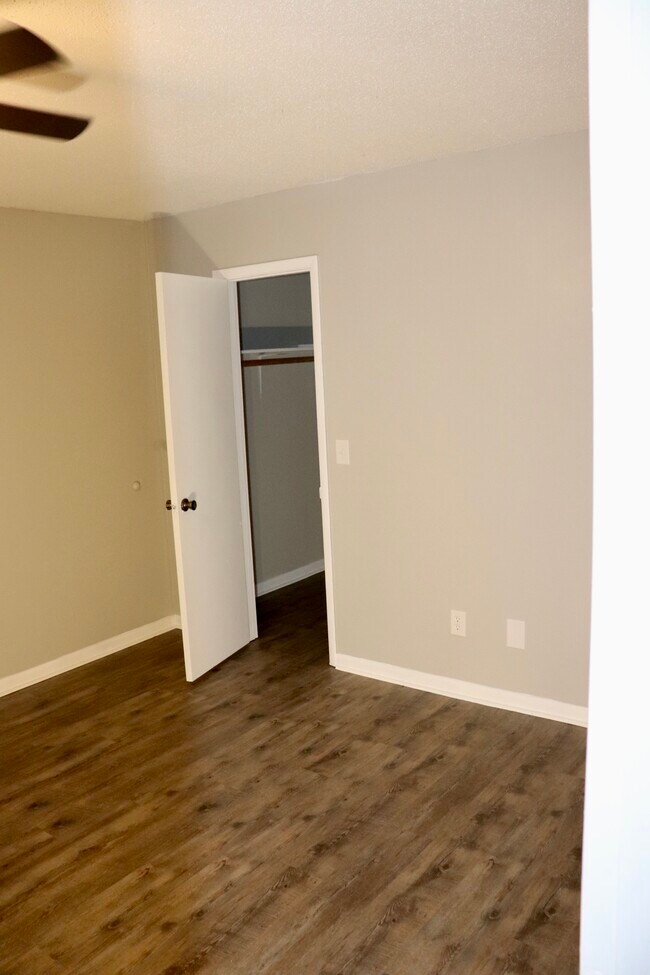 Building Photo - 300 Apache Dr