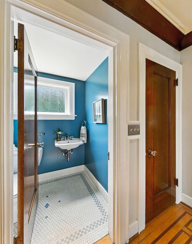Building Photo - Capitol Hill View Home