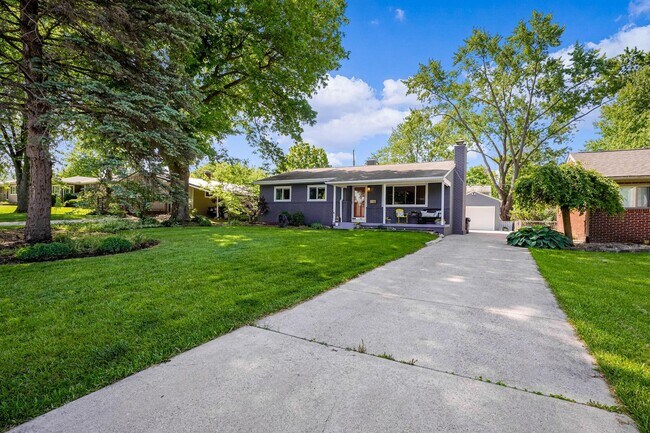 Building Photo - Fully Furnished! Stunning UA Ranch with 3 ...