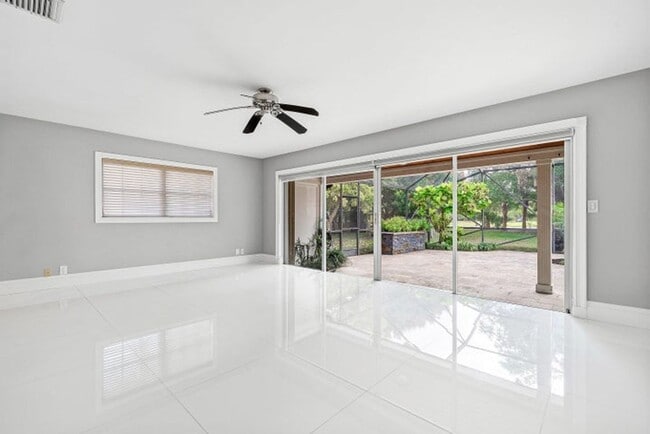 Building Photo - 417 N Country Club Dr