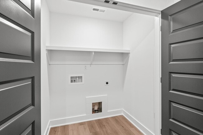 Building Photo - Move-in Ready Modern Townhome!!