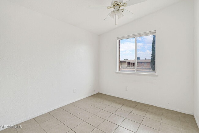 Building Photo - 3229 E Glen Dr