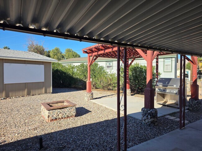 Building Photo - STUNNING PROPERTY-3 bedroom/2 bath Manufacture home in Central Bullhead City