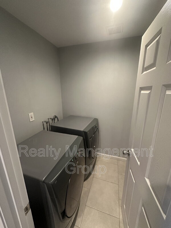 Building Photo - 552 Canyon Dr