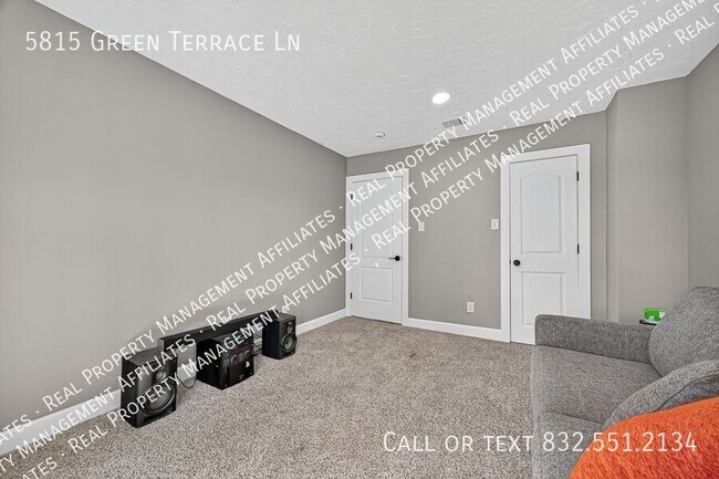 Building Photo - 5815 Green Terrace Ln
