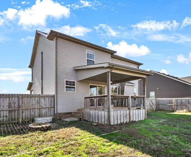 Building Photo - Close to Post and Move in Ready!