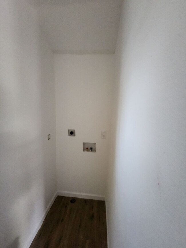 Building Photo - MODERN DECORATED HOUSE | 4 BEDROOM | 2 BATH | COVERED PATIO | CASITA WITH KITCHEN, BATH & LAUNDRY