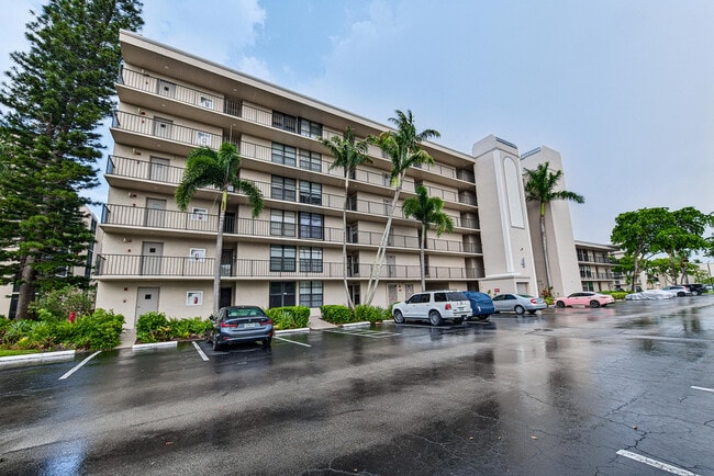 Building Photo - 4 Royal Palm Way