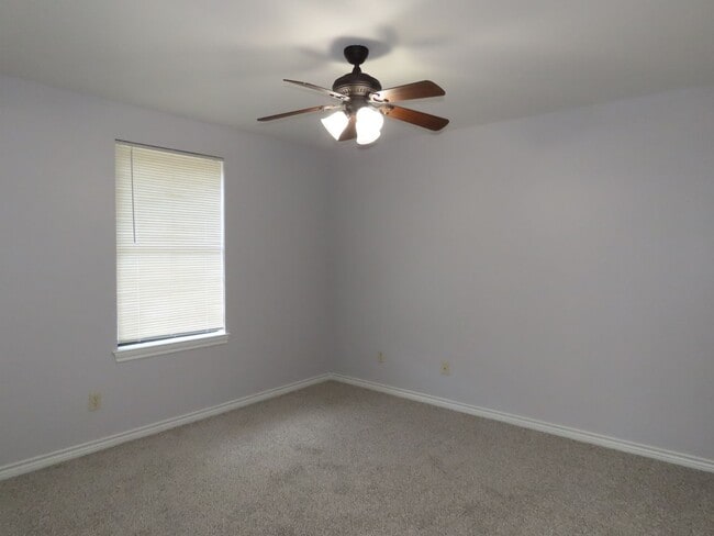 Building Photo - Whitehouse ISD -3 Bedroom, 2 Bath Duplex