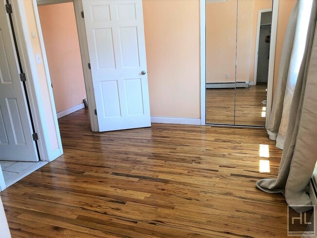 Building Photo - 869 E 95th St