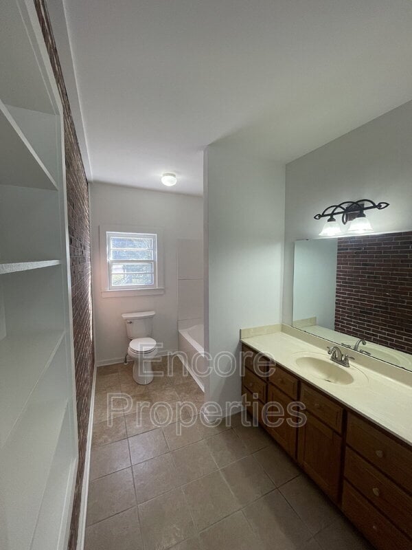 Building Photo - 610 Parks St