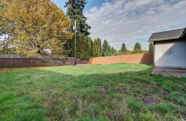 Building Photo - This one level charmer won't last long! 3 bedrooms, 2 baths, fully fenced yard, pets welcome!