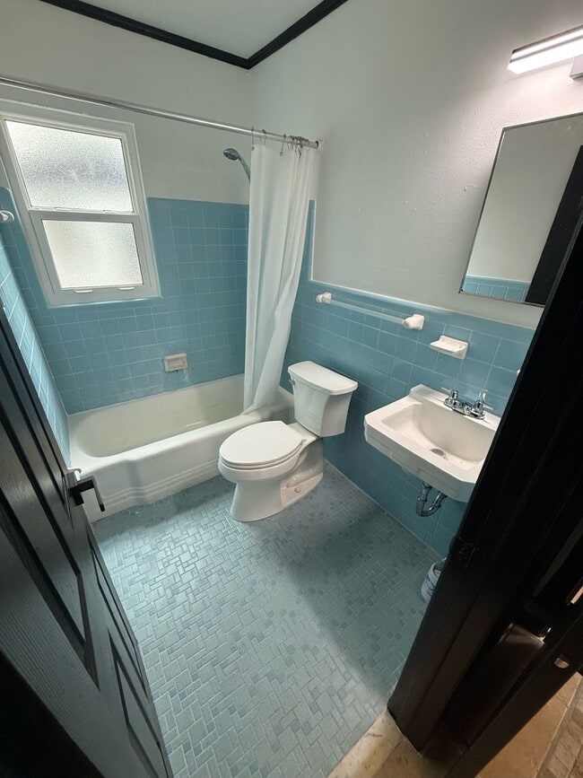 Building Photo - Cozy bungalow with in-unit washer and dryer near colleges