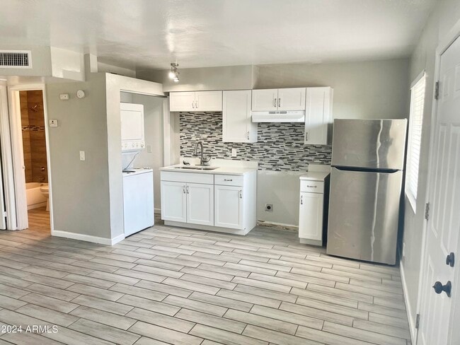 Building Photo - 2525 N 52nd St
