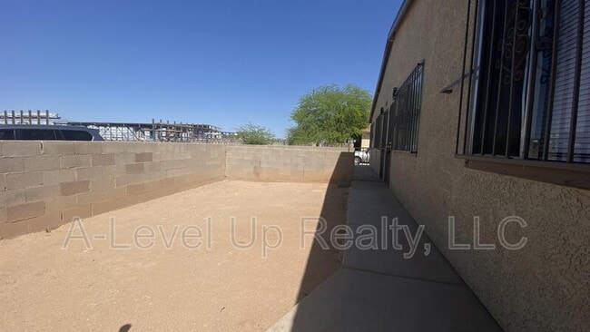 Building Photo - 405 E Thoroughbred St