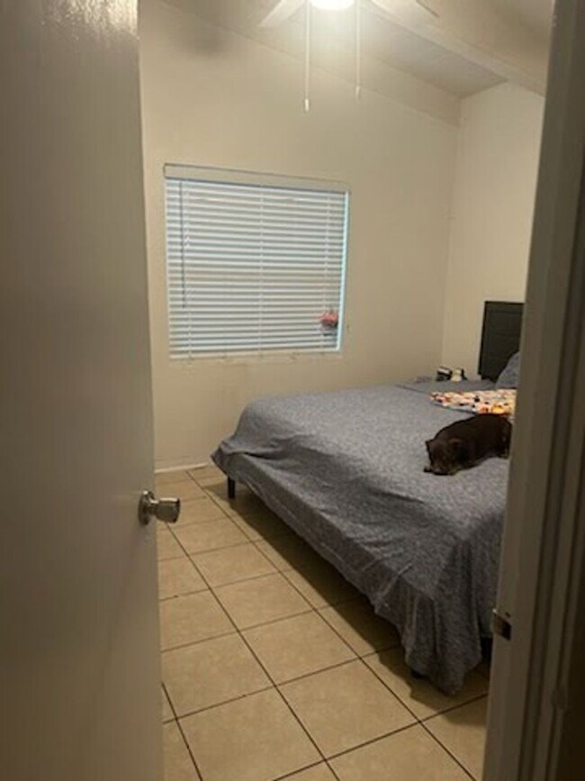 Building Photo - 2 bed 1 bath house near UF law available now and August 2026