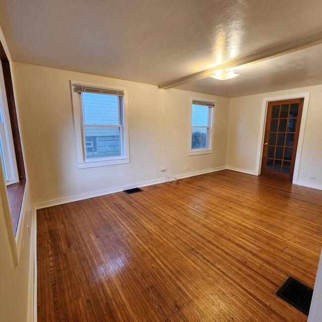 Building Photo - Cute 2/3 Bedroom Single Family House Avail...