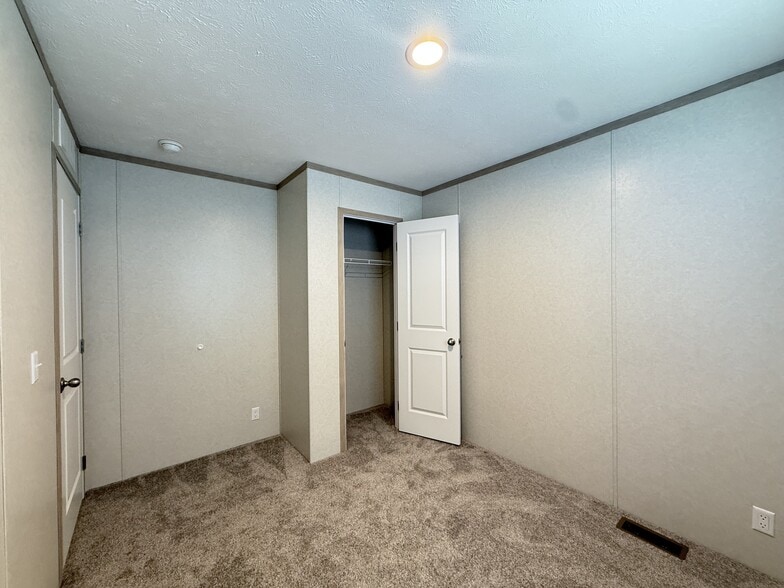 Building Photo - 29773 W Deerfield Ct