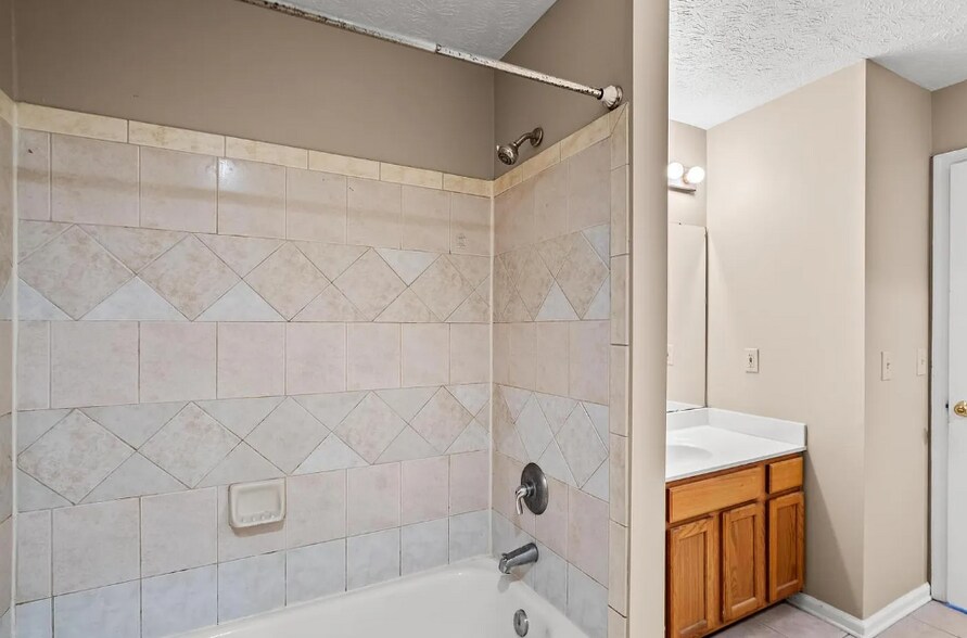 Building Photo - 2226 Ravine St